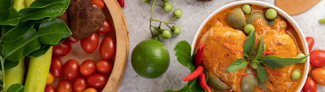 ingredientes y plato de pollo al curry